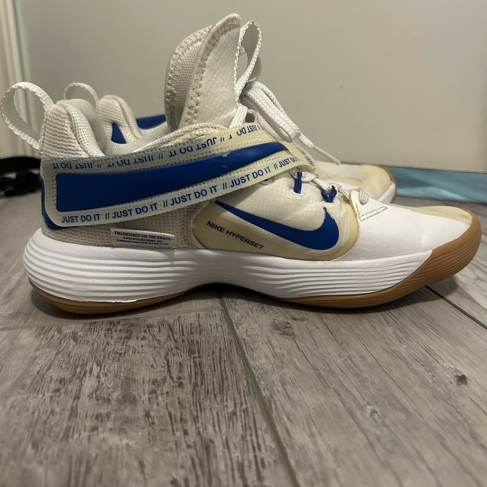 Women’s Nike React Hyperset Volleyball shoes, size 6.5, white/blue